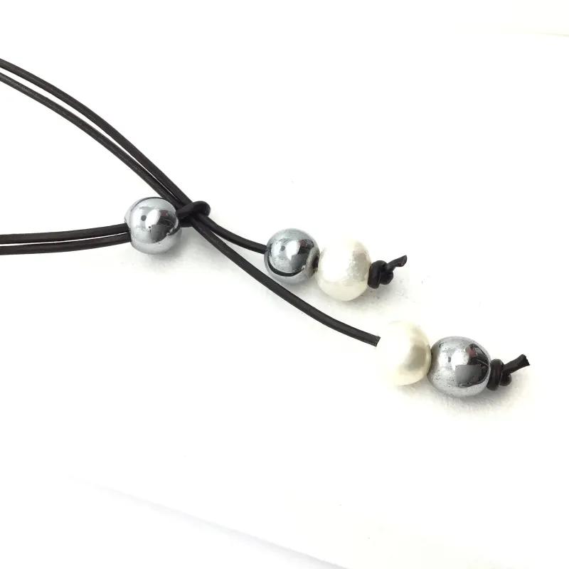 Collar de cuero con abalorios
