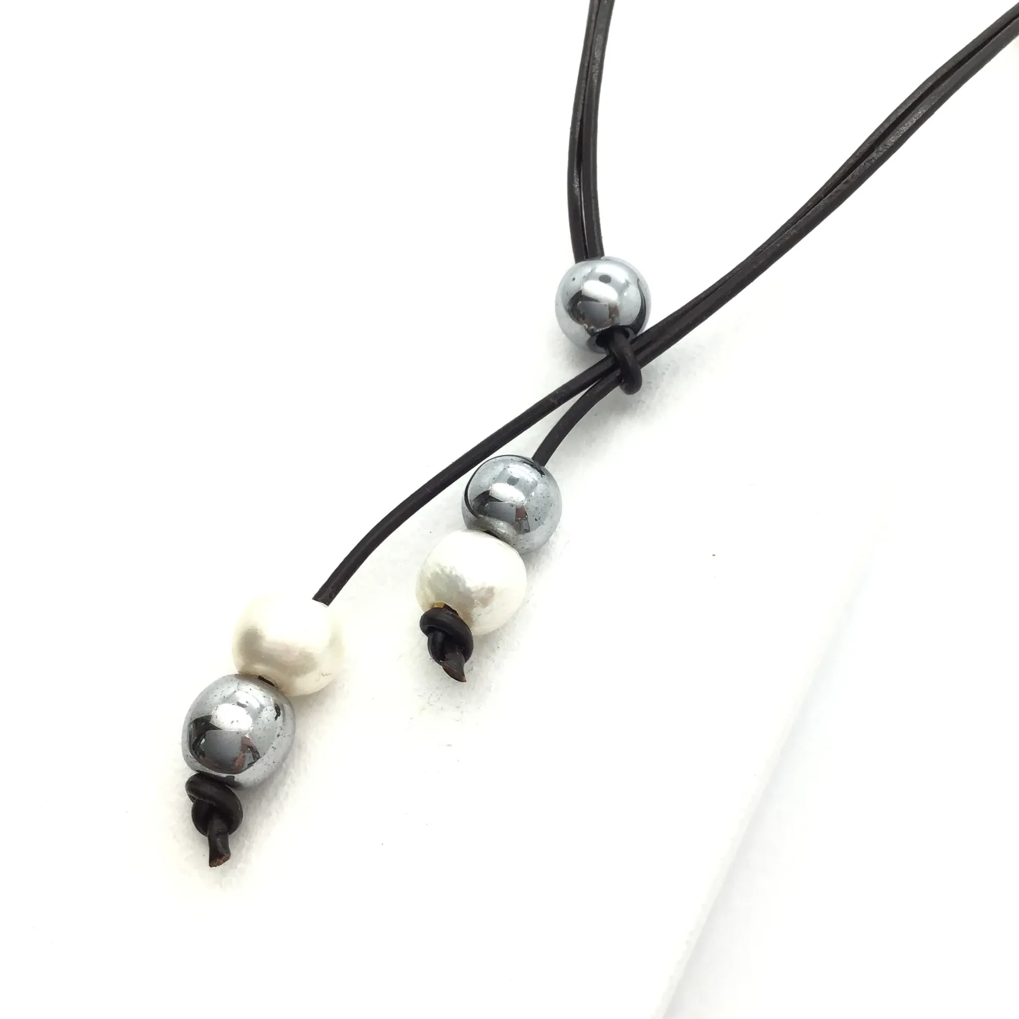Collar de cuero con abalorios