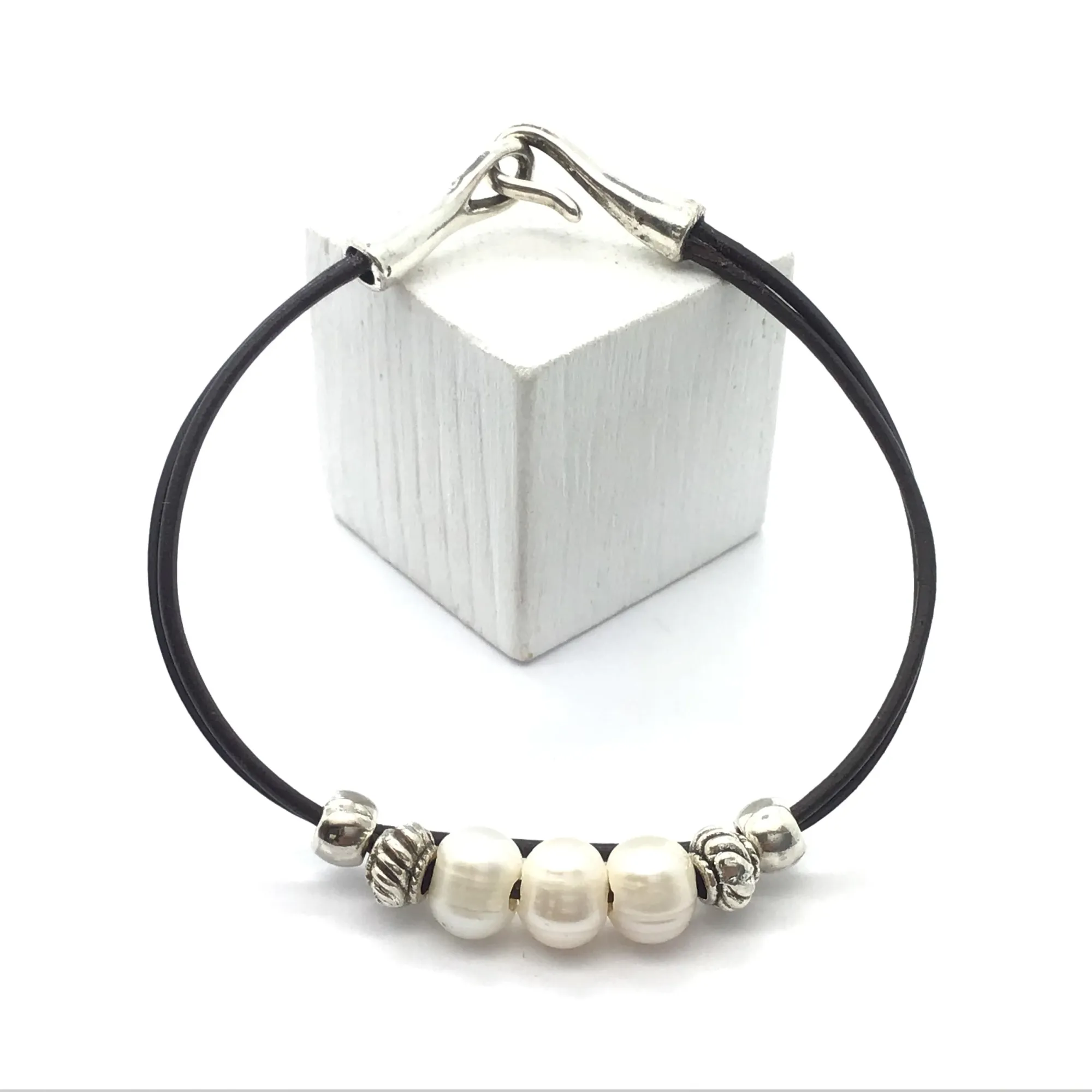 Pulsera 3 perlas y abalorios