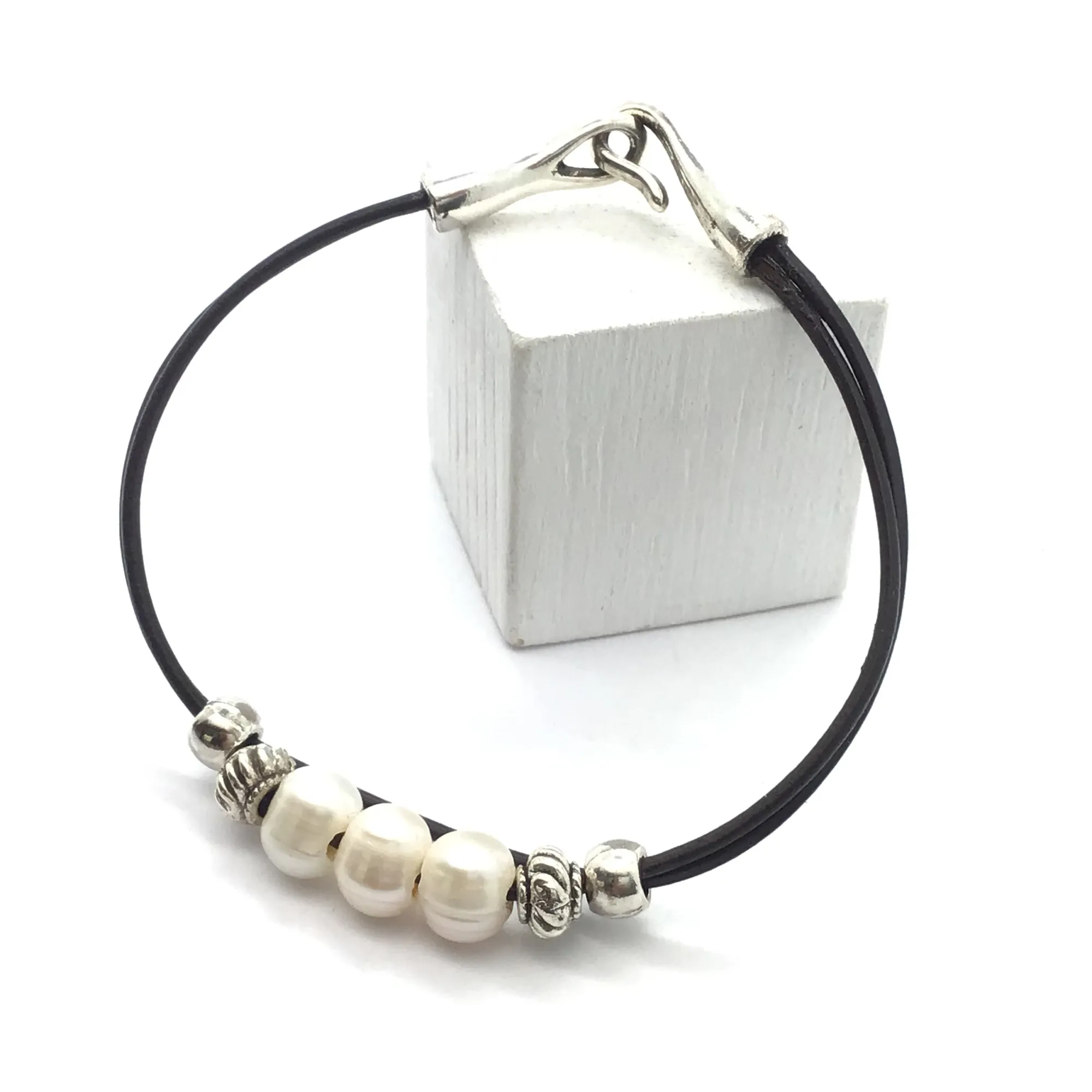 Pulsera 3 perlas y abalorios