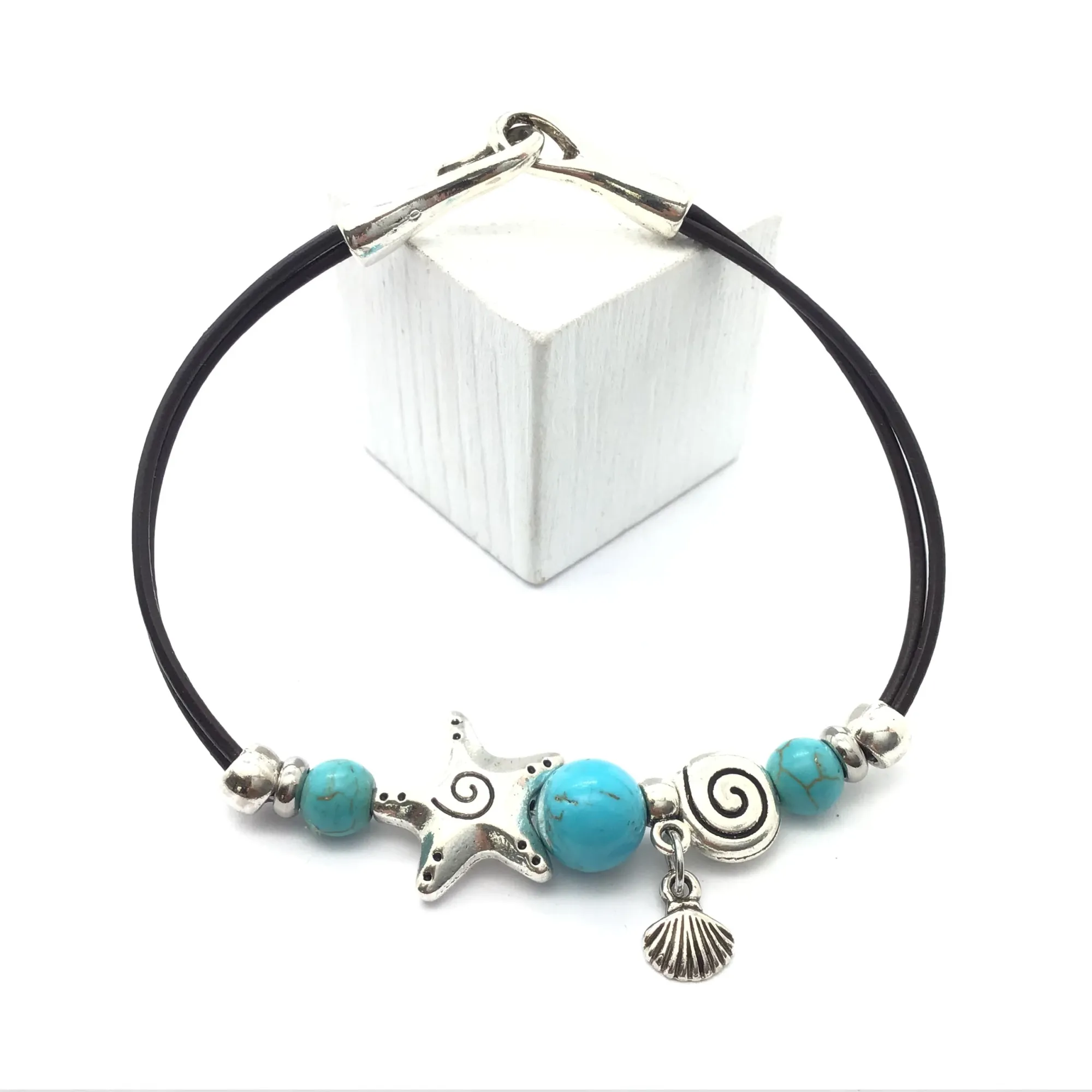 Pulsera de cuero con abalorios