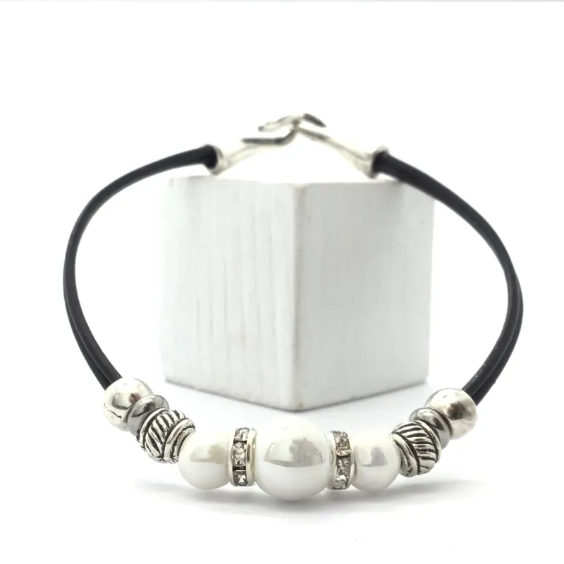 Pulsera de perlas y abalorios
