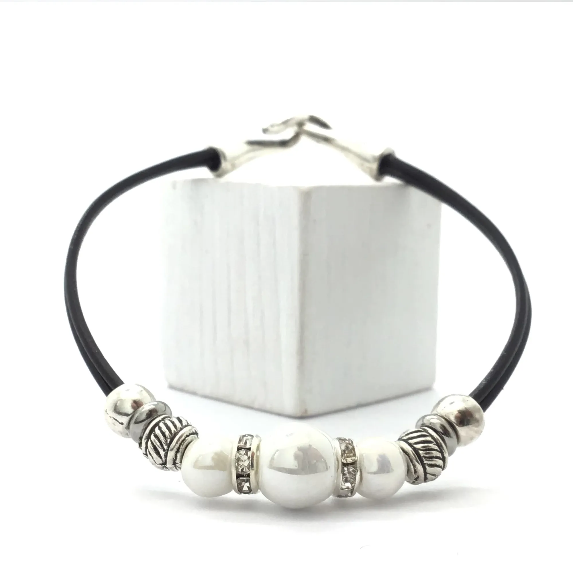 Pulsera de perlas y abalorios