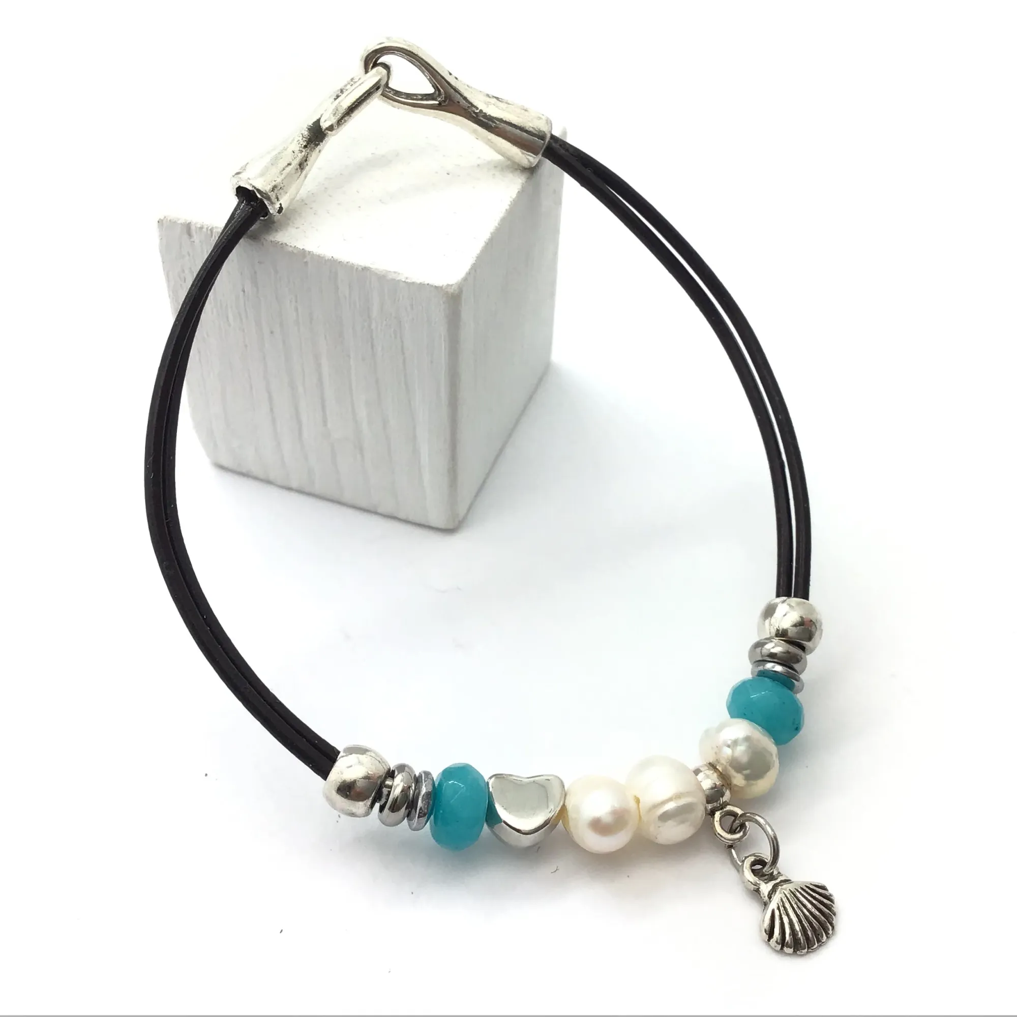 Pulsera de perlas y abalorios