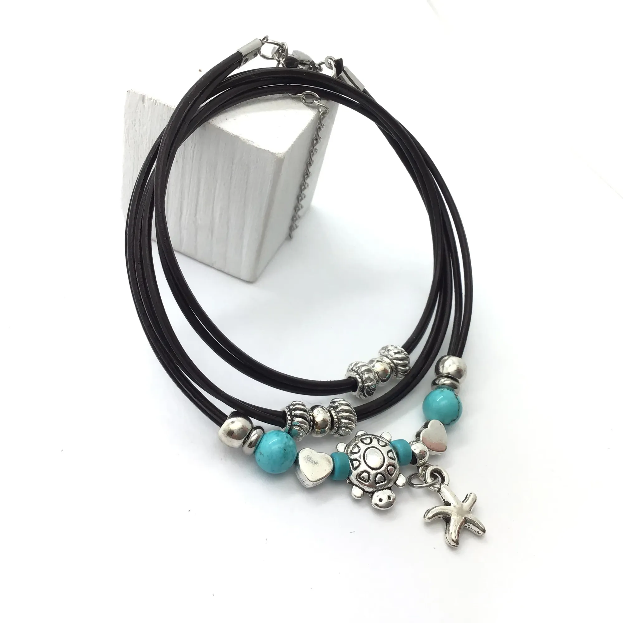 Pulsera triple con abalorios