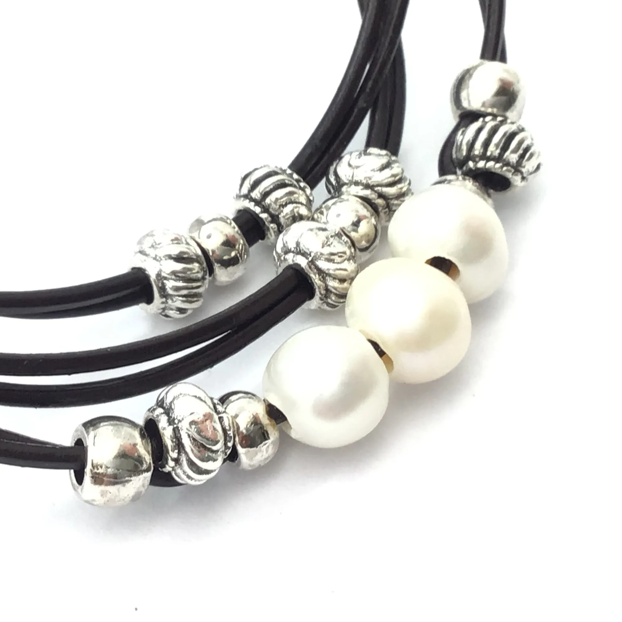 Pulsera triple con abalorios y perlas