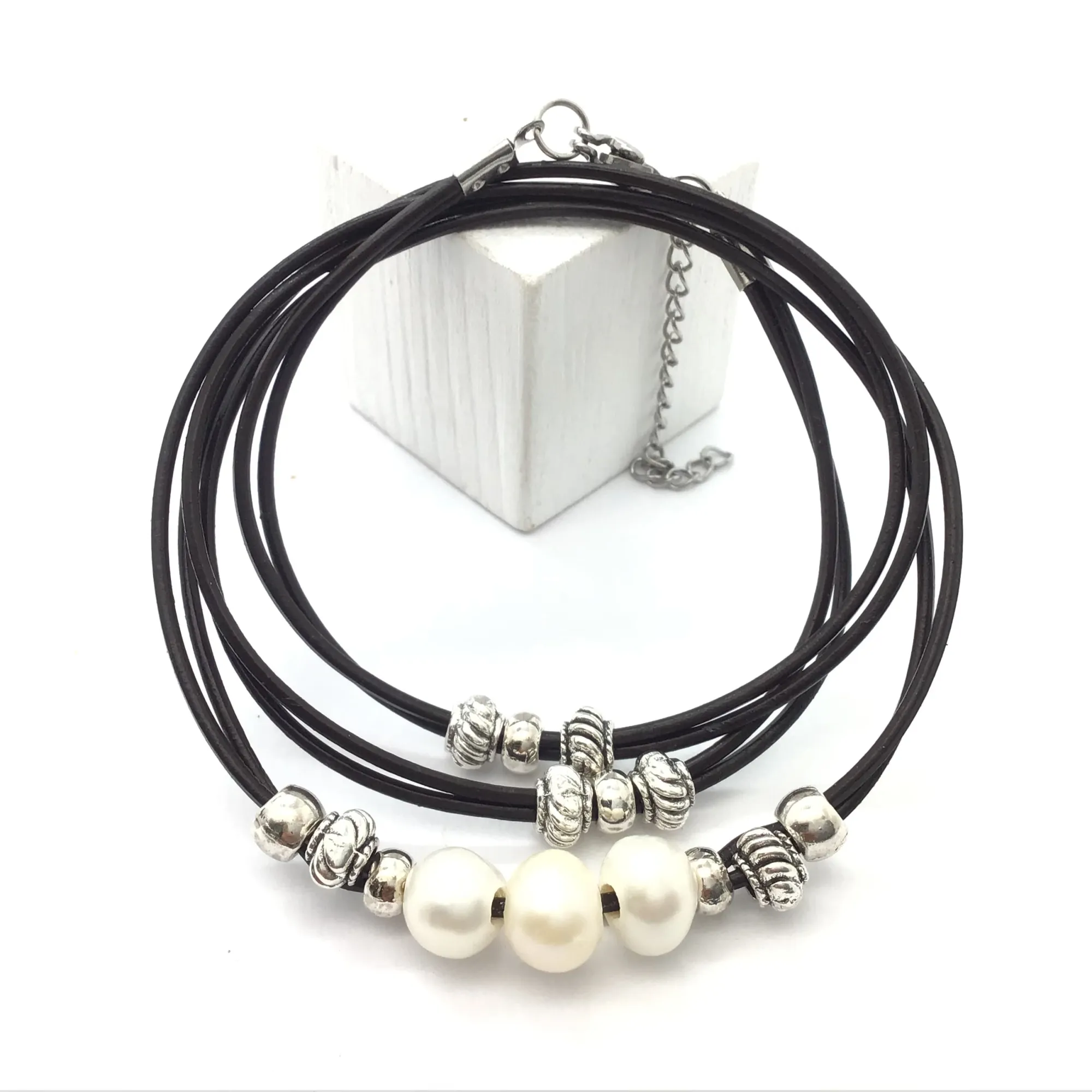 Pulsera triple con abalorios y perlas