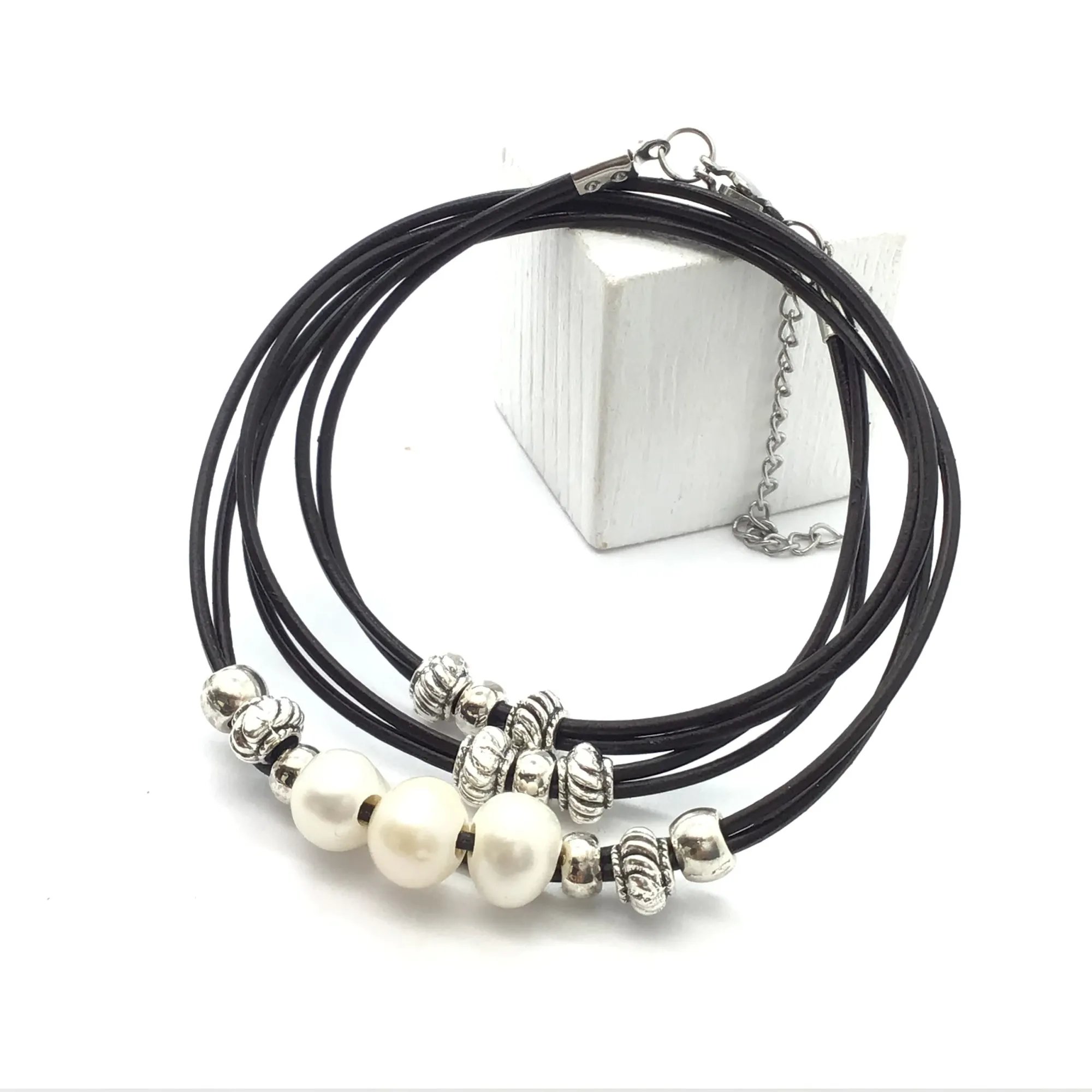 Pulsera triple con abalorios y perlas