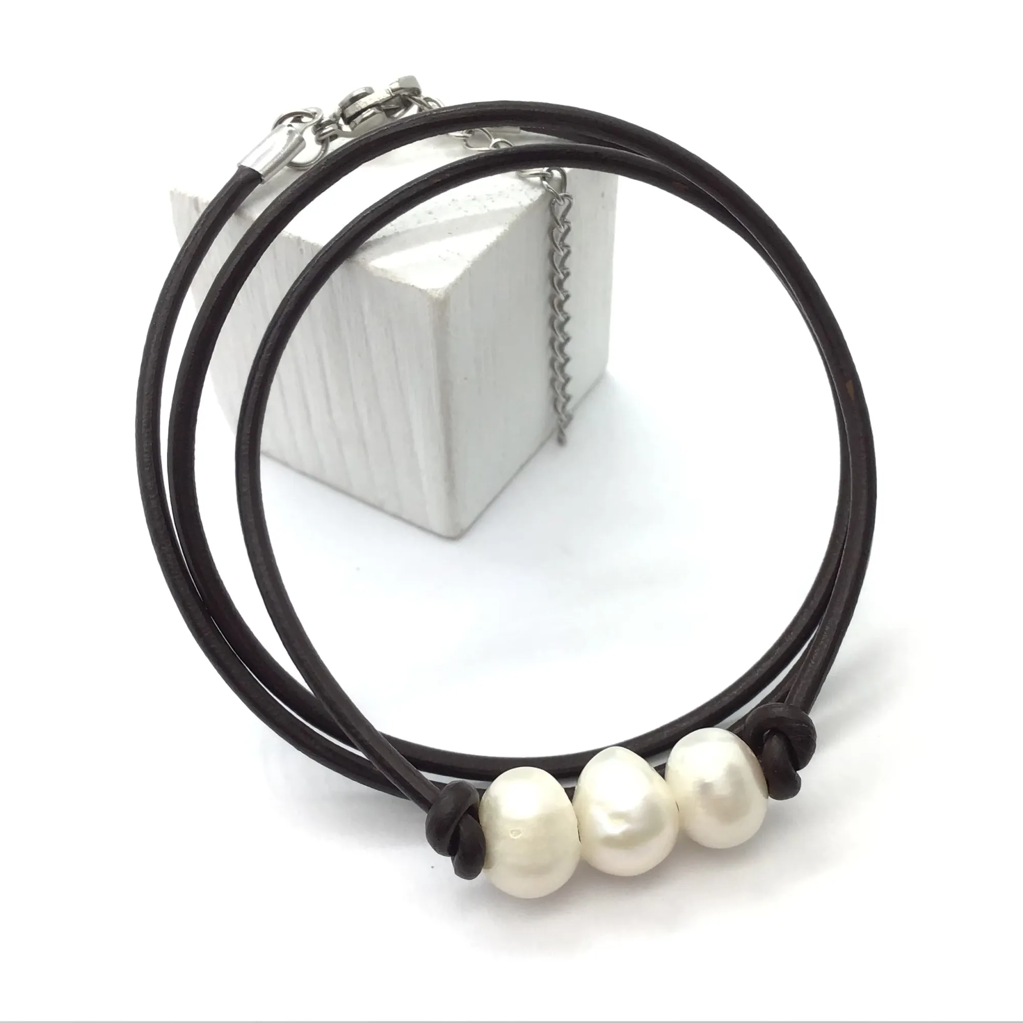 Pulsera Triple de Cuero y 3 perlas